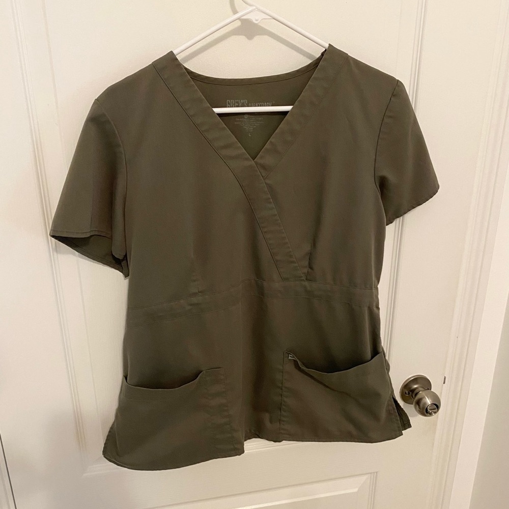 Grey’s anatomy classic L olive scrub top.